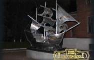 Памятник кораблю изготовленный из алюминия в Дон Гау