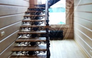 Чугунная  лестница с дубовыми ступенями