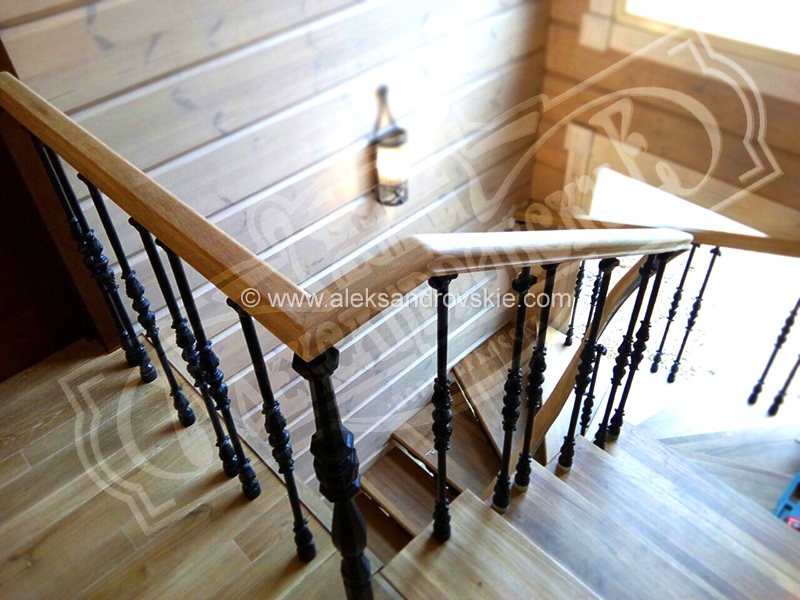 Фото Чугунная лестница с дубовыми ступенями
